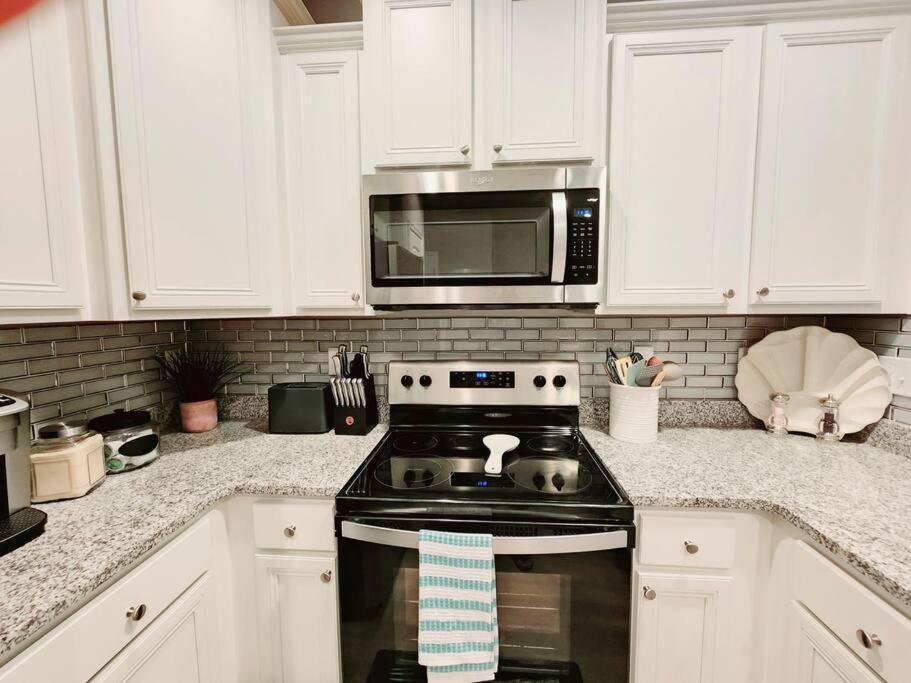 Entire Home- Gorgeous 3Br Townhome Pool, Grill, Washer, Dryer, 2 Free Drive Up Spaces Sleeps 6 Close To Everything Pcb! Panama Stadt Exterior foto