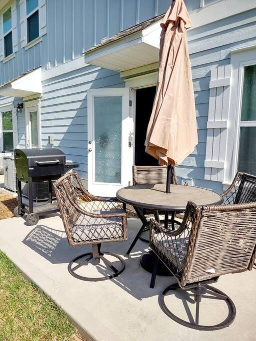 Entire Home- Gorgeous 3Br Townhome Pool, Grill, Washer, Dryer, 2 Free Drive Up Spaces Sleeps 6 Close To Everything Pcb! Panama Stadt Exterior foto